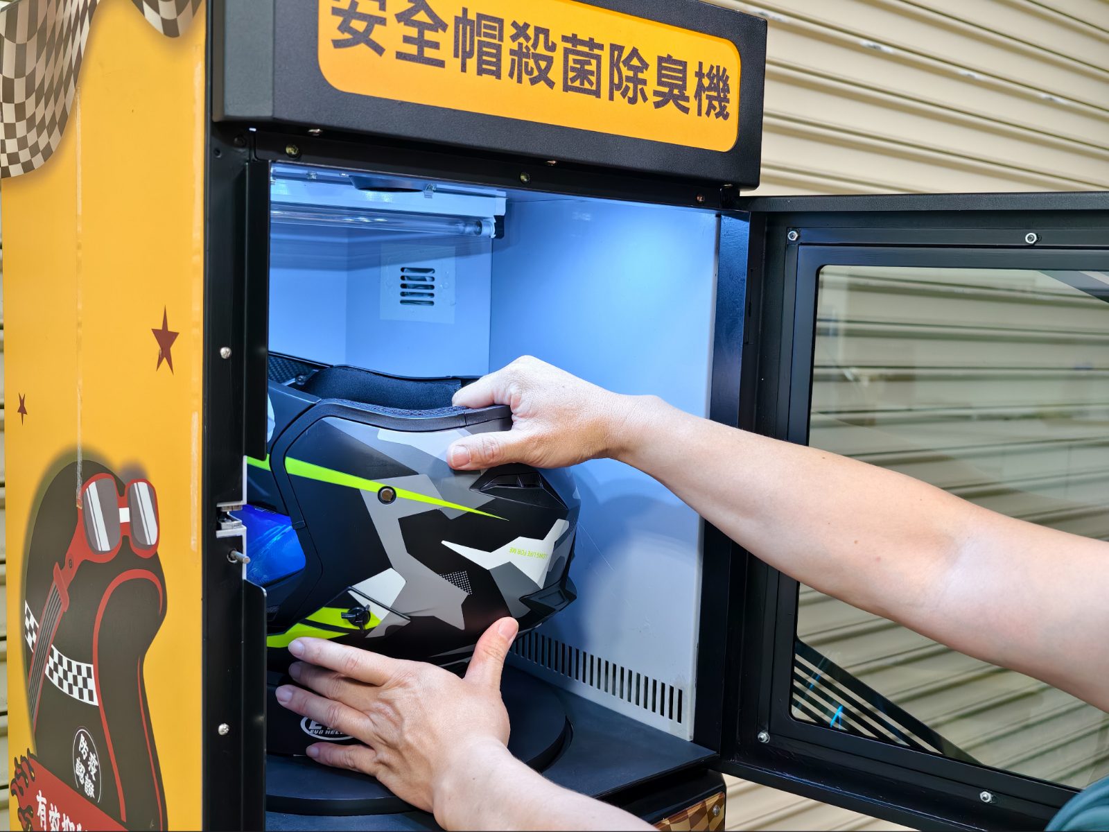 Helmet-washing machine in use